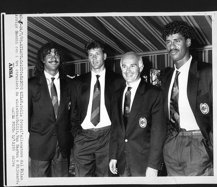 Il primo Milan nel quale gioc Gullit  ricordato per essere stato il Milan di Arrigo Sacchi in panchina e quello dei tre olandesi (Gullit-Van Basten e Rijkaard)